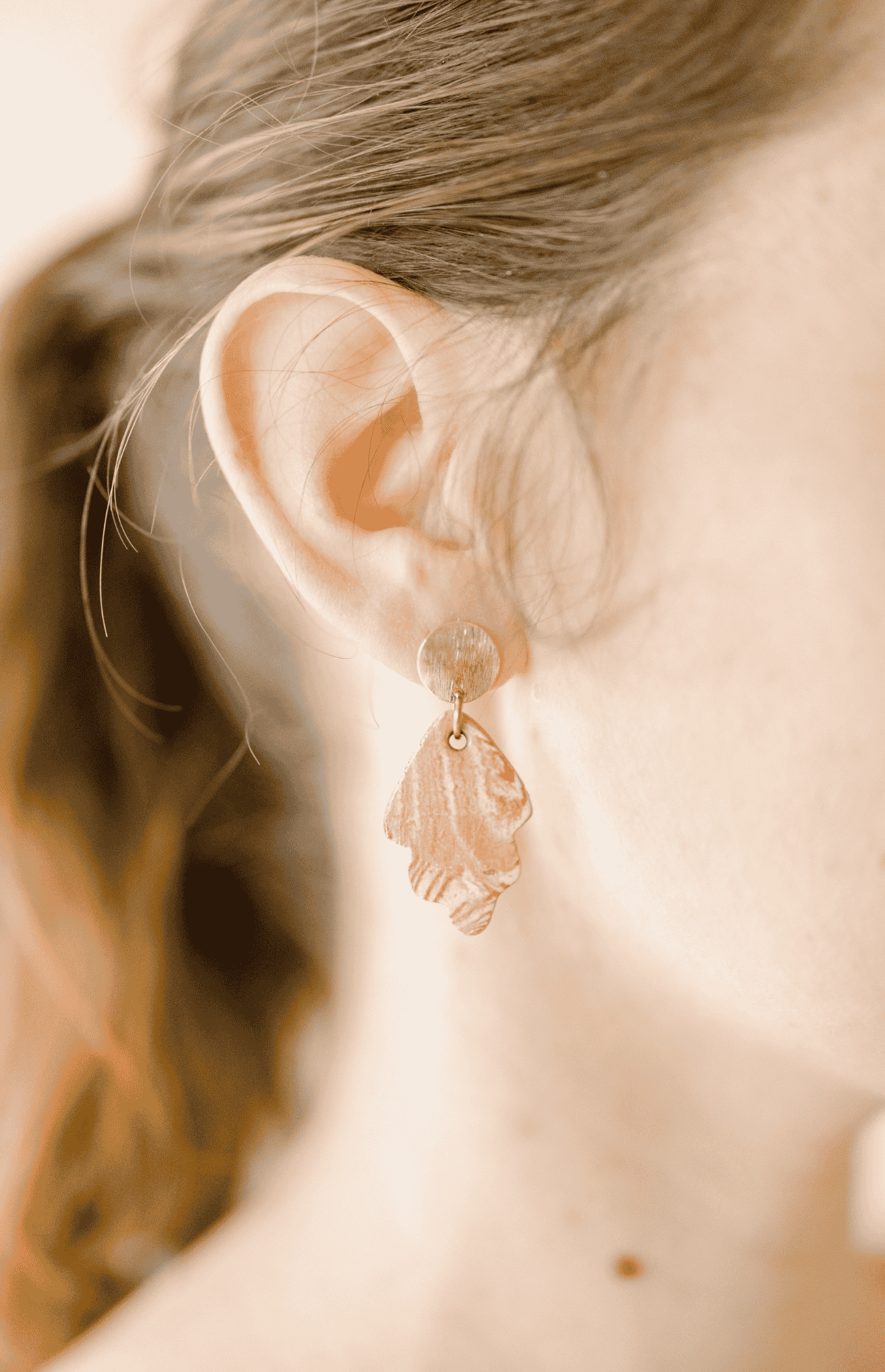 Boucle d’oreille feuille terre mêlée